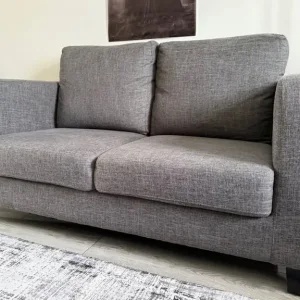 Couch in perfect condition *ideal for small spaces*
