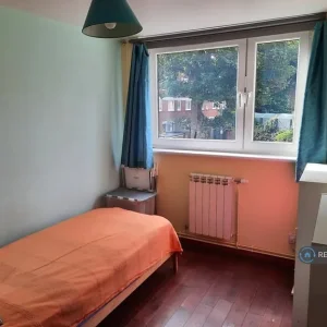 3 bedroom flat in Wolsey Court, London, SW11 (3 bed) (#2585094) - Image 3