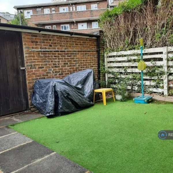 3 bedroom flat in Wolsey Court, London, SW11 (3 bed) (#2585094)