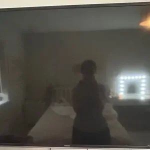50 inch Hitachi smart tv - Image 2