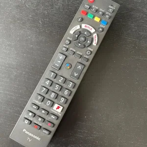 50 inch TV with wall mount - Image 2