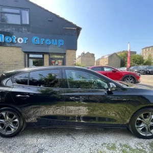 2022 Ford Focus 1.0 EcoBoost Hybrid ST-Line 5-door Hatchback - Image 4