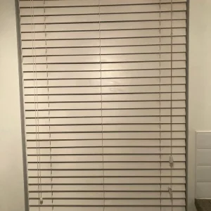 Wooden Venetian blind with 50mm slats - Image 3
