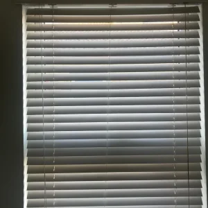 Wooden Venetian blind with 50mm slats - Image 4