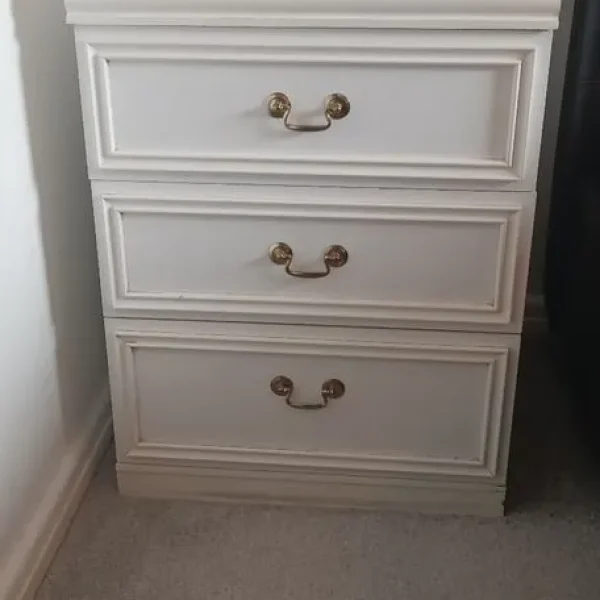 White 3 draw chest