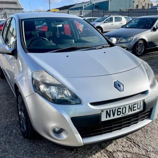2010 Renault Clio 1.2 16V Dynamique with TomTom 5-door hatchback