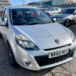2010 Renault Clio 1.2 16V Dynamique with TomTom 5-door hatchback