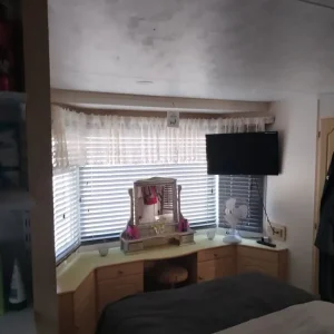6-berth static caravan with bathroom and shower - Image 5