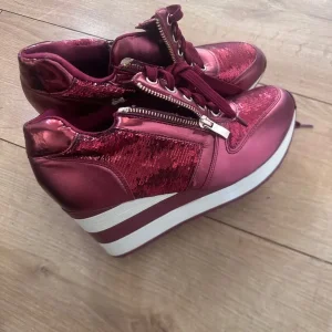 Old sneakers - Image 2