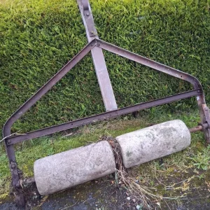 Antique concrete roller - Image 2