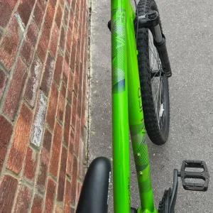 Apollo Valier hybrid bike green 27.5-inch wheels - Image 2