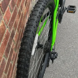 Apollo Valier hybrid bike green 27.5-inch wheels - Image 3