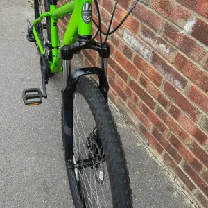 Apollo Valier hybrid bike green 27.5-inch wheels - Image 4