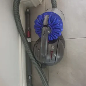 Dyson DC28C vacuum cleaner - Image 2