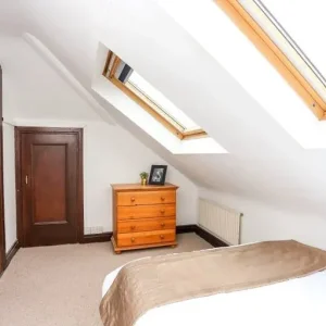 Small but cozy room with two bathrooms and great location - Image 2