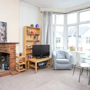 Small but cozy room with two bathrooms and great location - Image 3