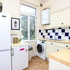 Small but cozy room with two bathrooms and great location - Image 6