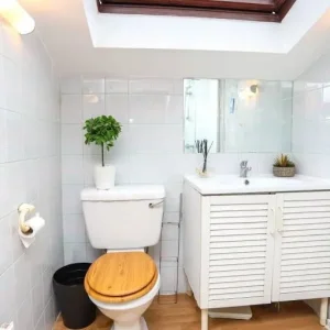 Small but cozy room with two bathrooms and great location - Image 8
