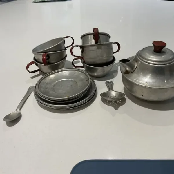 Vintage child’s tea set