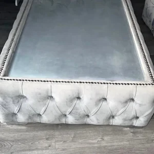 Coffee table with stable legs