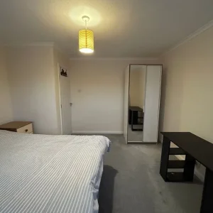 Double Bedroom Near Town Centre - Image 2