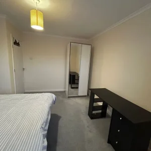 Double Bedroom Near Town Centre - Image 3