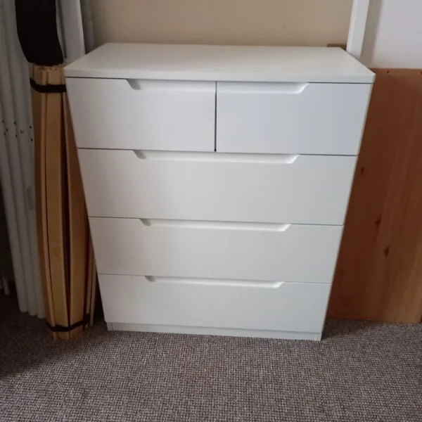 White chest of drawers