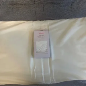 BabyBjorn Travel Cot and Sheets - Image 4