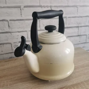 Le Creuset cream stove-top kettle - Image 3