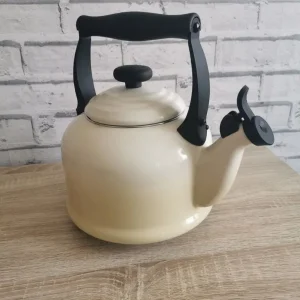 Le Creuset cream stove-top kettle - Image 4