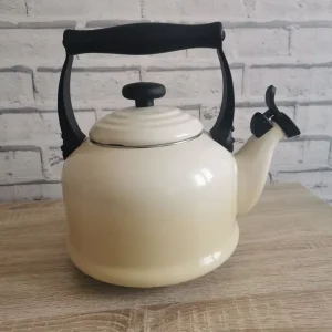 Le Creuset cream stove-top kettle - Image 5