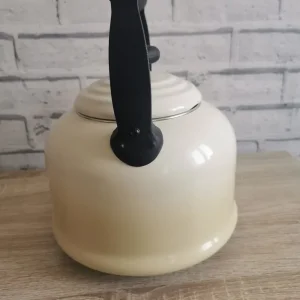 Le Creuset cream stove-top kettle - Image 7