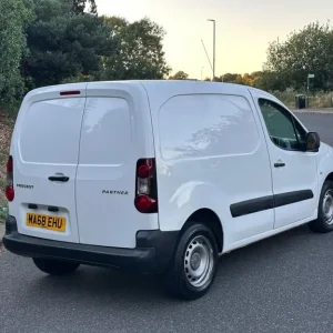 2018 Peugeot Partner 850 SE 1.6 BlueHDi 100 Van - Image 2