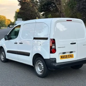 2018 Peugeot Partner 850 SE 1.6 BlueHDi 100 Van - Image 4