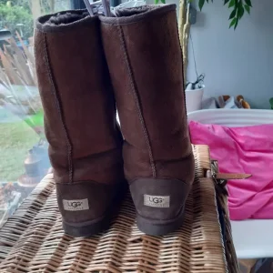 UGG Boots, Dark Brown Suede, Size UK 7.5/8 (AUS 9W) - Image 3
