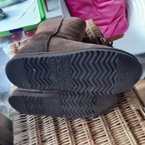 UGG Boots, Dark Brown Suede, Size UK 7.5/8 (AUS 9W) - Image 4