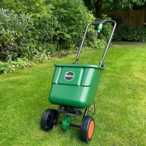 Miracle-Gro Rotary Lawn Seed Spreader 121040 Green - Image 2