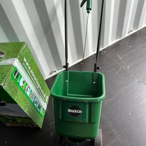 Miracle-Gro Rotary Lawn Seed Spreader 121040 Green - Image 4
