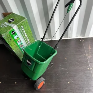 Miracle-Gro Rotary Lawn Seed Spreader 121040 Green - Image 5