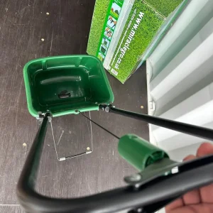 Miracle-Gro Rotary Lawn Seed Spreader 121040 Green - Image 8