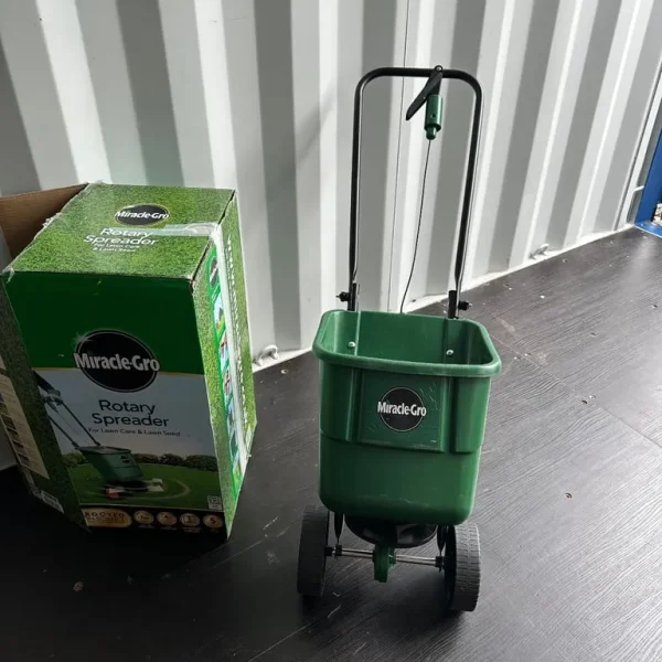 Miracle-Gro Rotary Lawn Seed Spreader 121040 Green
