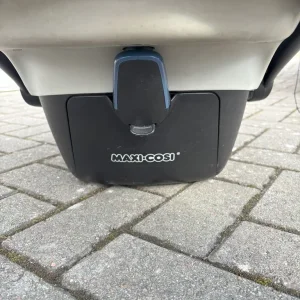 Maxi-Cosi Pebble Car Seat with ISOFIX Base - Image 4