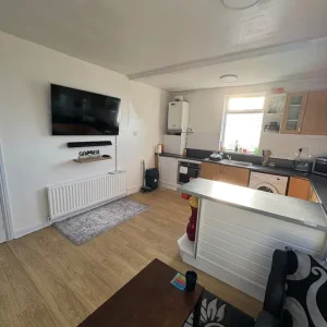 2 bed downstairs flat - Image 4