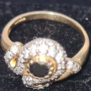 9ct yellow gold diamond and sapphire twist ring - Image 2