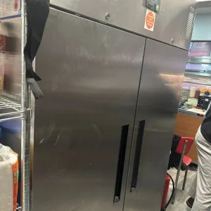 Commercial catering fridge with double doors and 5 shelves - Image 2