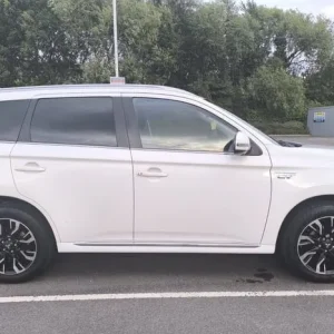 Mitsubishi Outlander Estate 2016 PHEV - Image 6