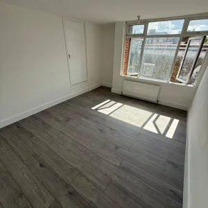 2-bedroom maisonette with balcony - Image 2