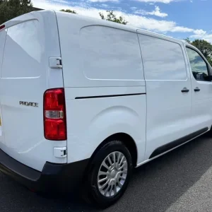 2022 Toyota ProAce Icon LWB with Apple/Android Integration - Image 4