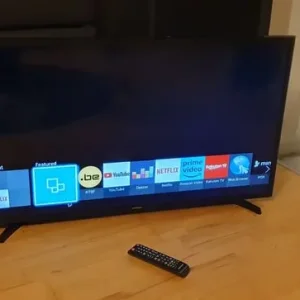 Samsung 40 Inch Smart TV with Remote and Stand - Image 3