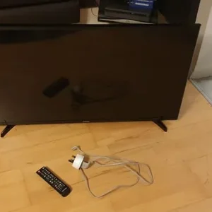 Samsung 40 Inch Smart TV with Remote and Stand - Image 4